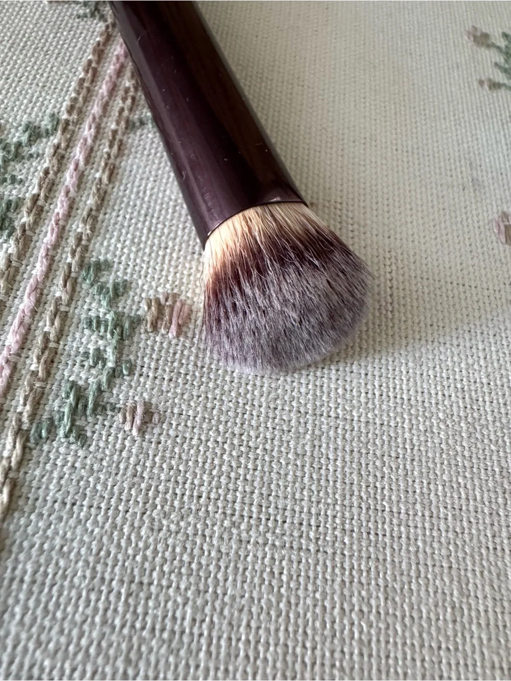 Hourglass Vanish Seamless Finish Concealer Brush
